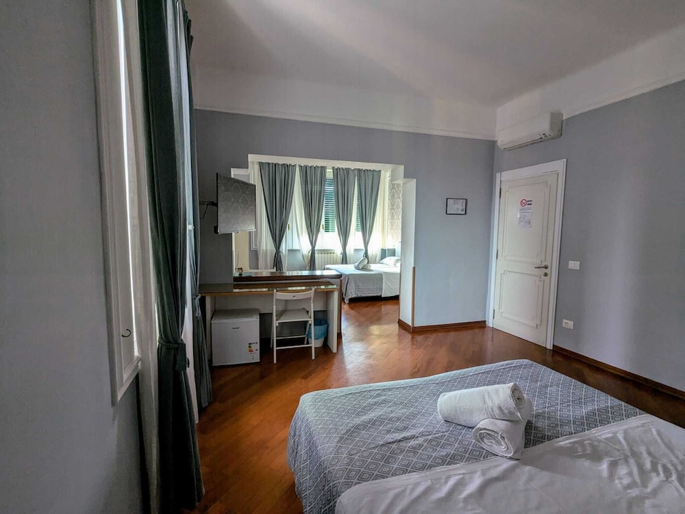 ROOM, QUADRUPLE