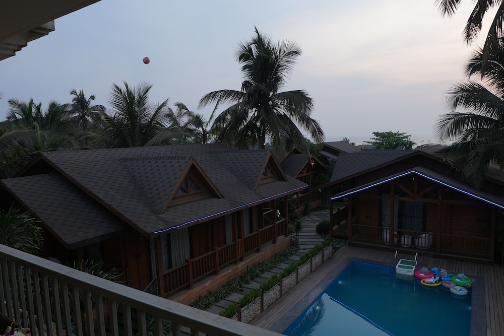 Foxoso Aaristo Baga Beach Resort 5/48