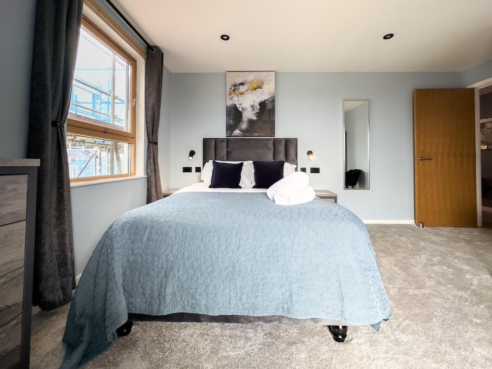 SUPERIOR, APARTMENT, PRIVATE BATHROOM