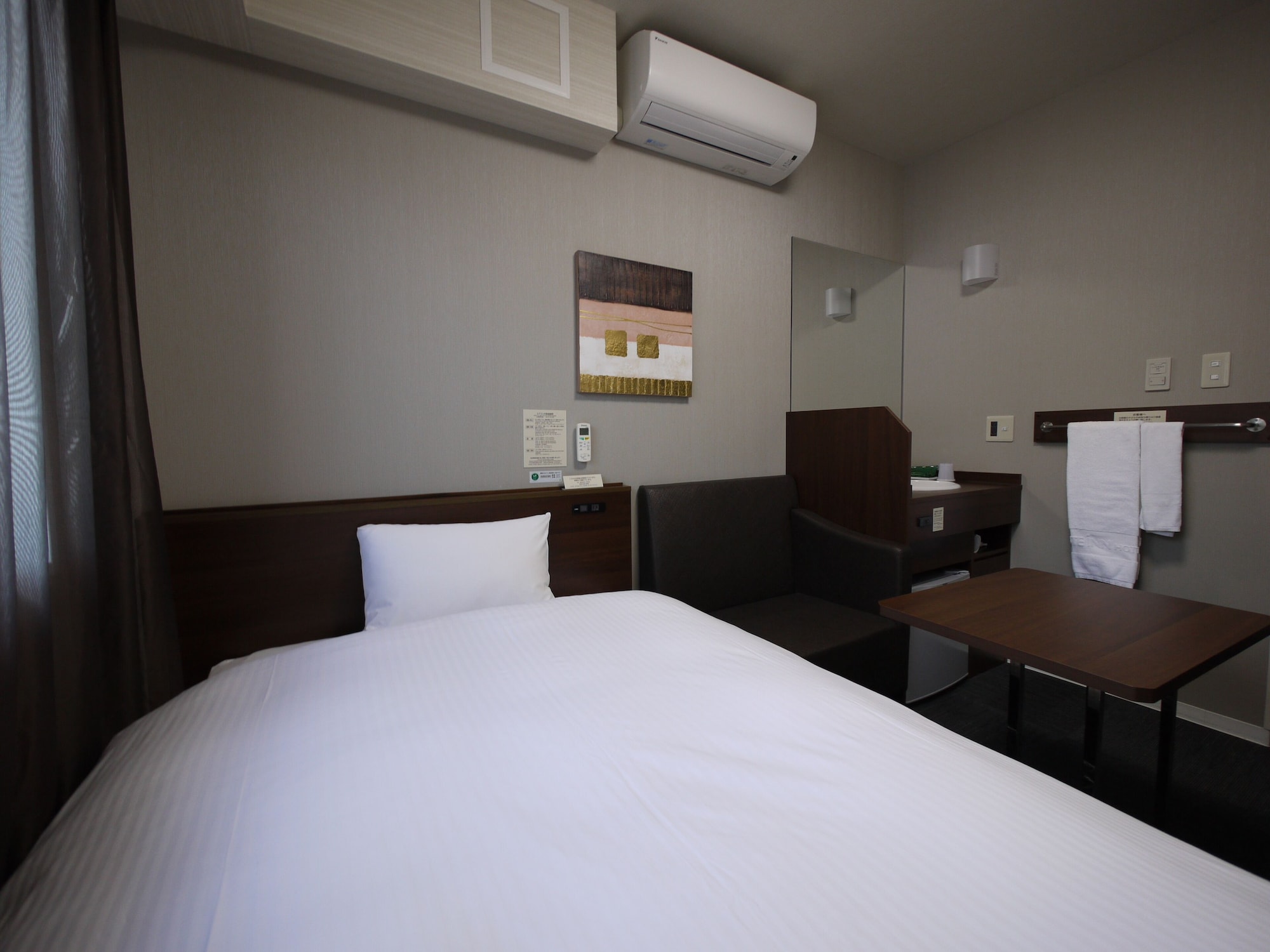 ROOM, SINGLE