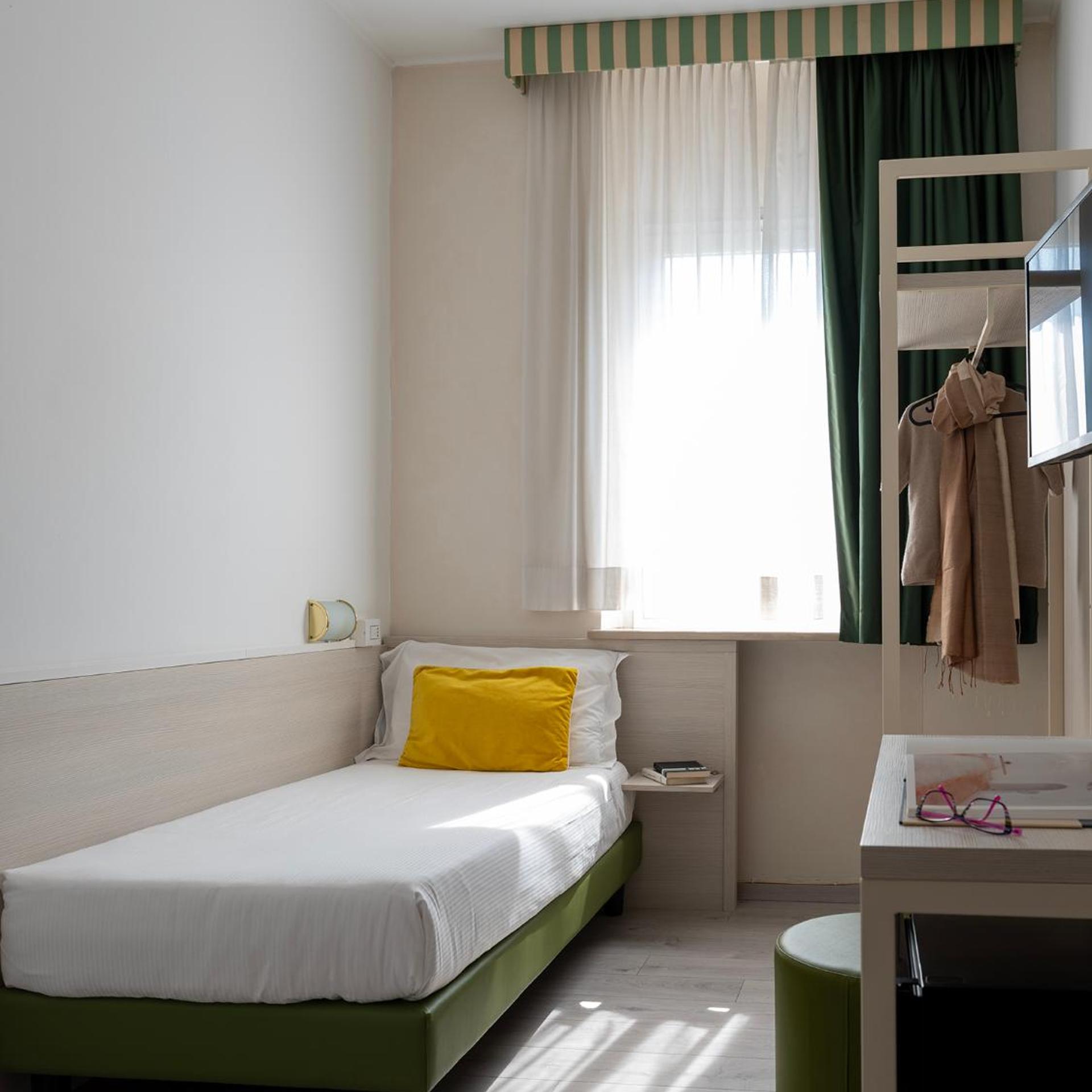 Hotel Embassy 11/51