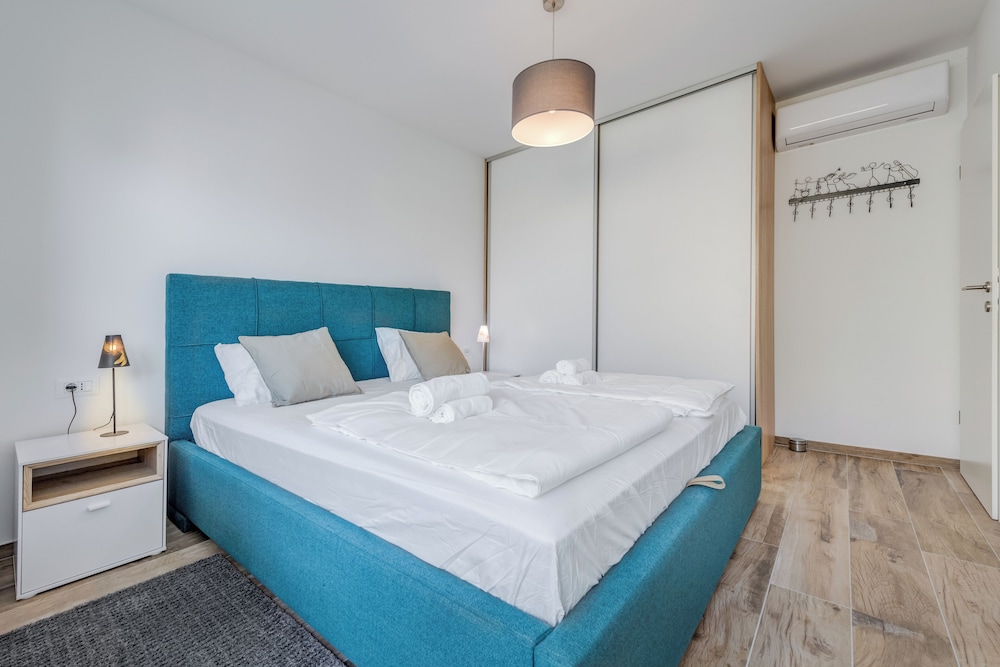 Bells & Whistles, Comfortable Condo 7/30