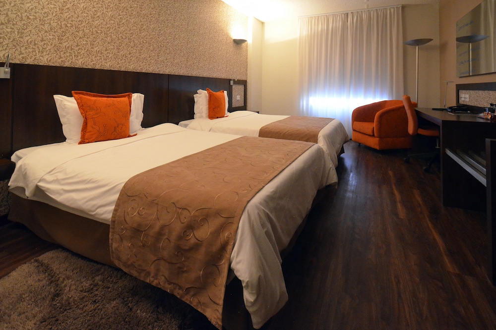 DELUXE, 2 DOUBLE BEDS