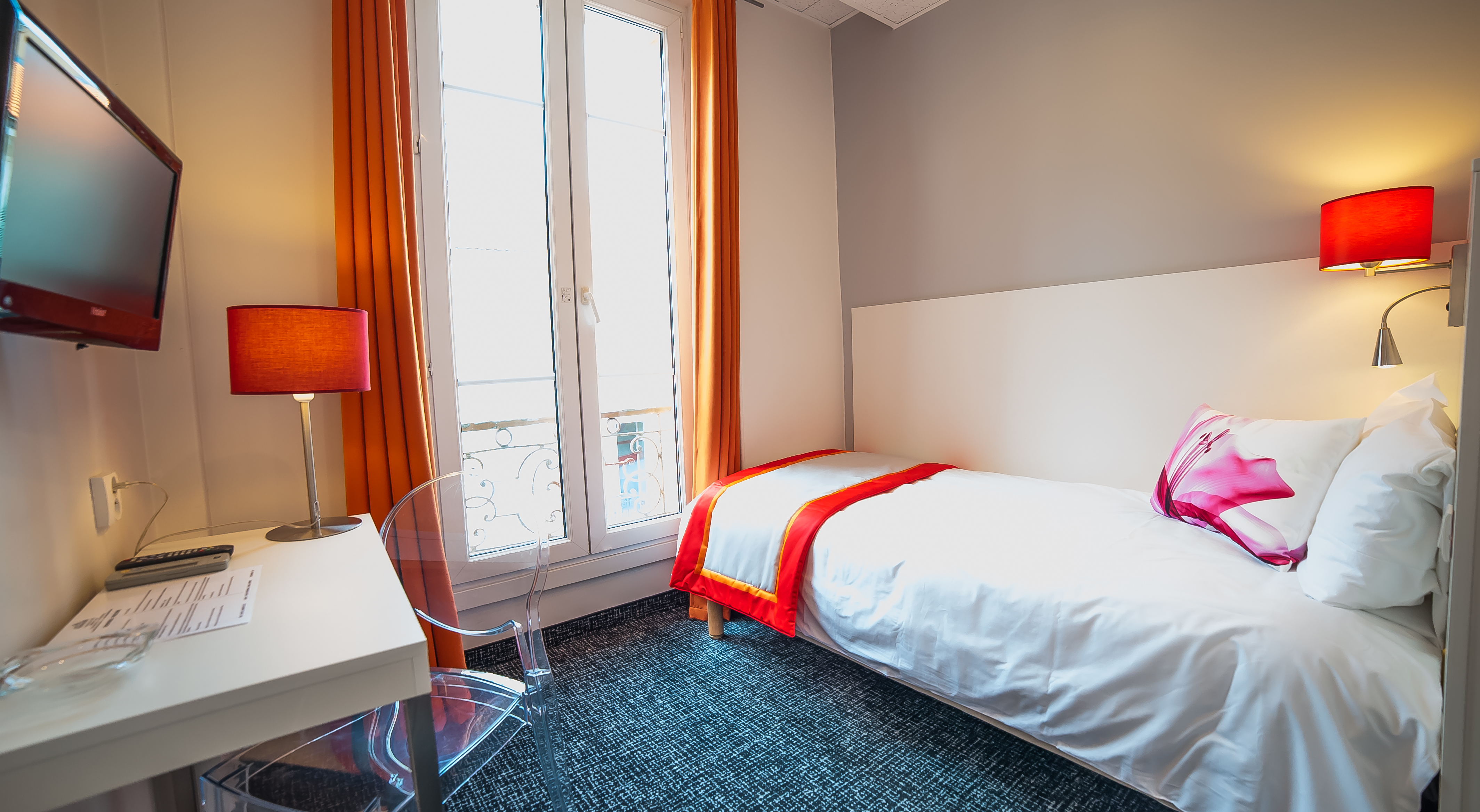 ROOM, SINGLE