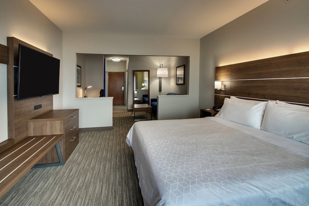 Holiday Inn Express & Suites Chicago North-Waukegan-Gurnee 16/50