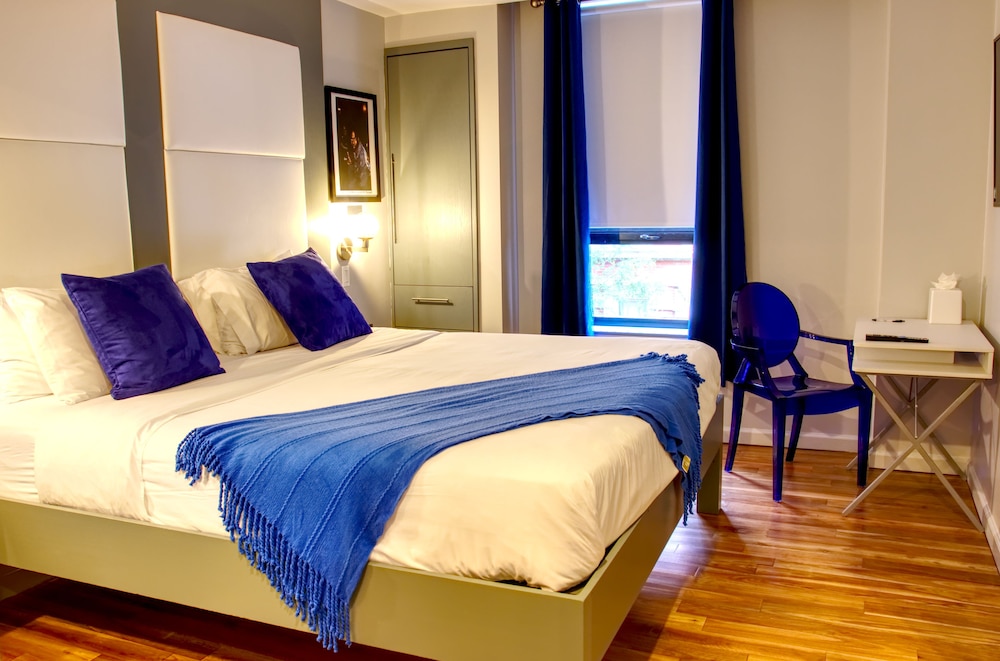 ROOM, DOUBLE BED