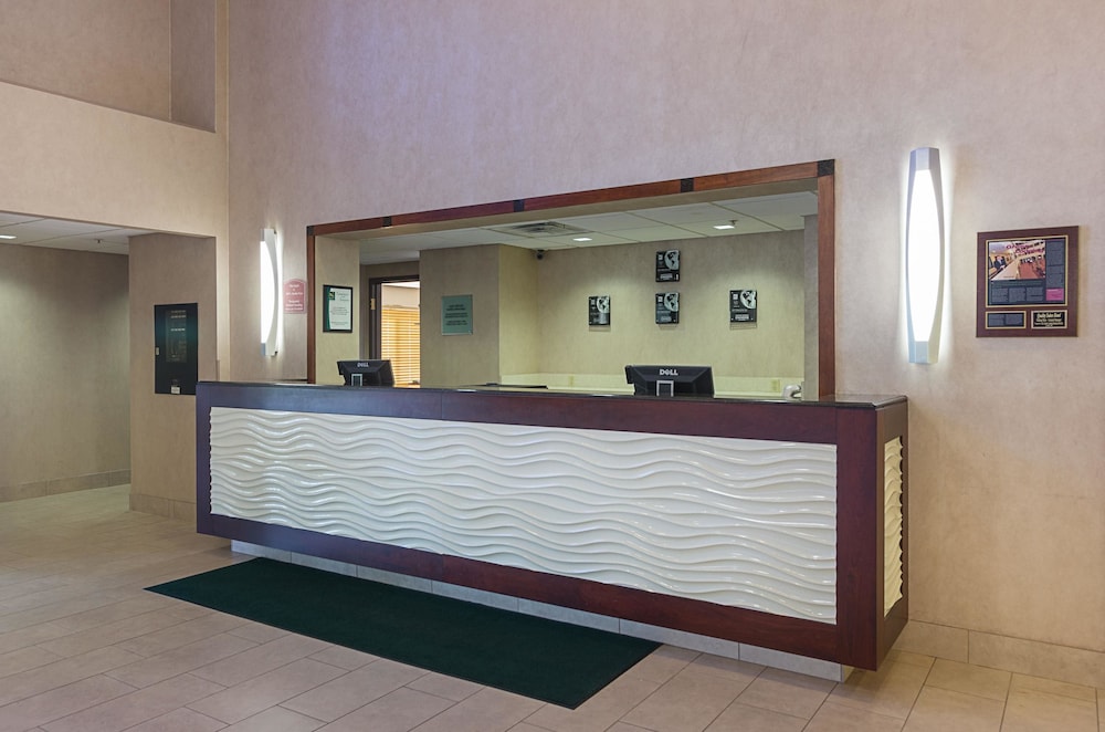 Quality Suites Lansing West 6/45