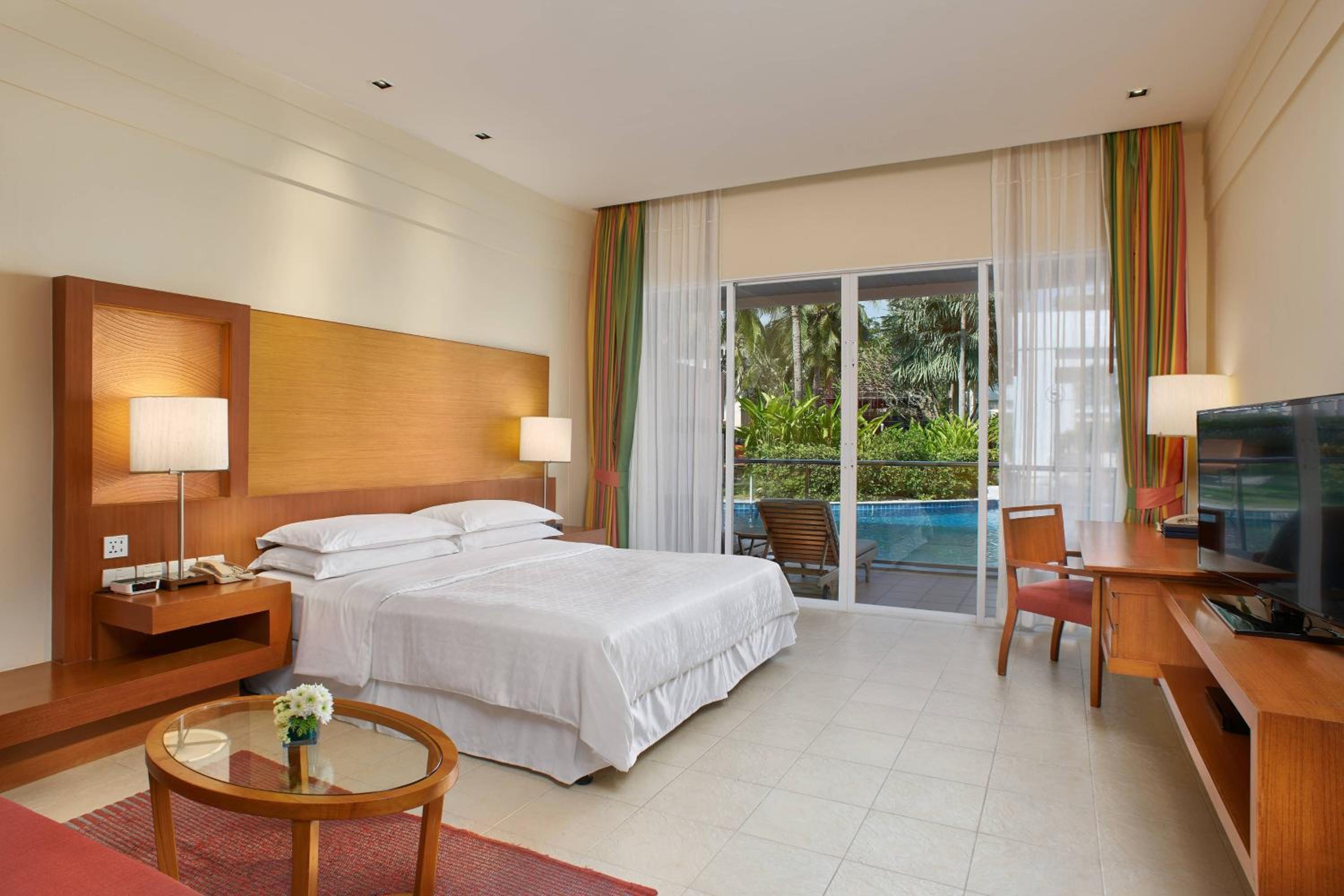 Guest Room, King Bed, Side Pool View