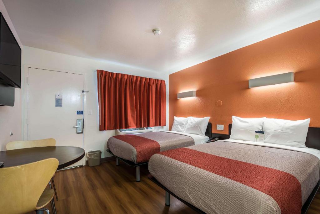 2 Full Beds - Smoking
