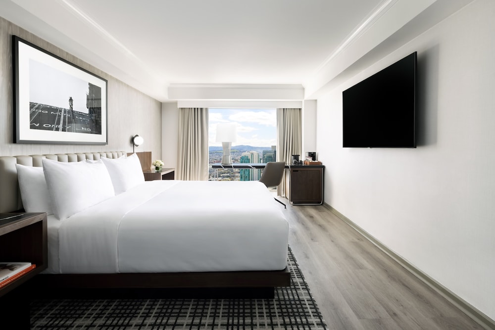 Club, King Bed, Bathtub