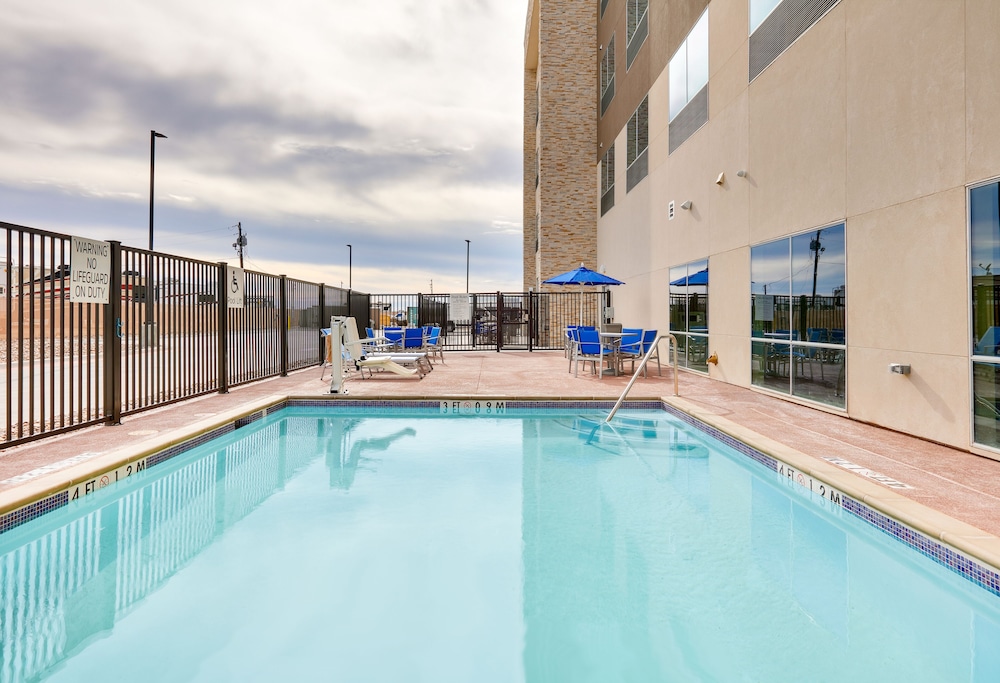 Holiday Inn Express Kermit 8/40