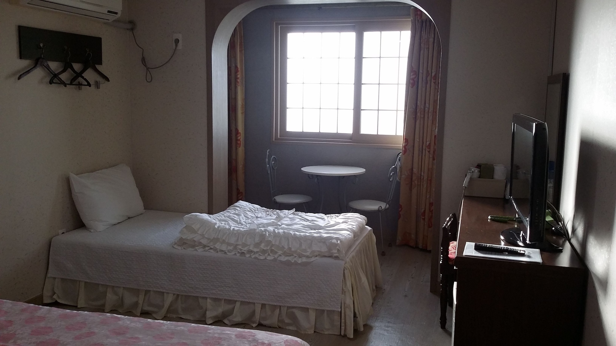 ROOM, TWIN BEDS