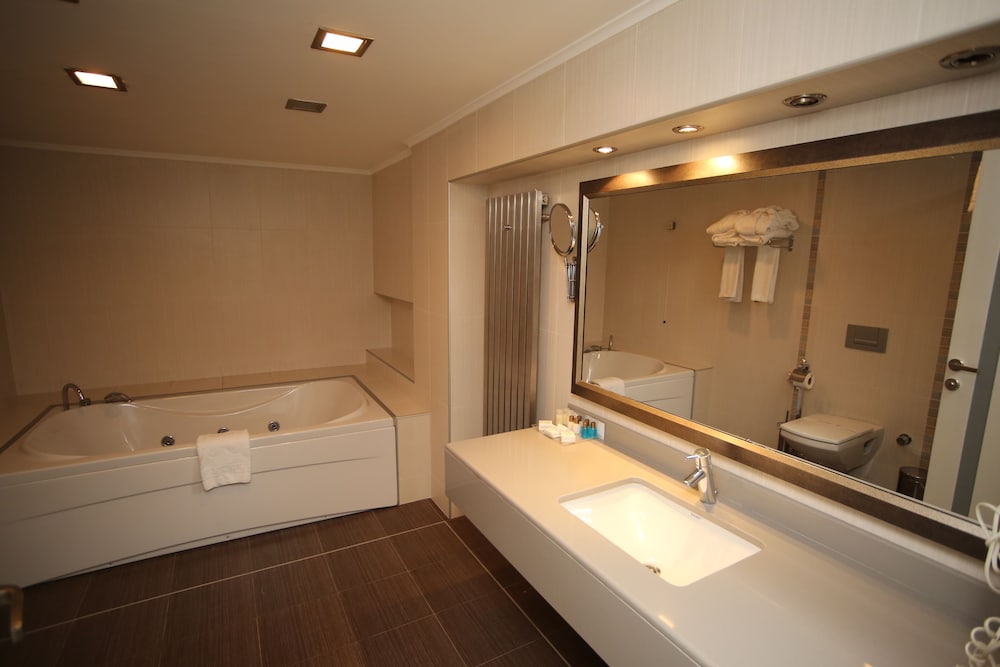 Grand Nora Hotel 45/49