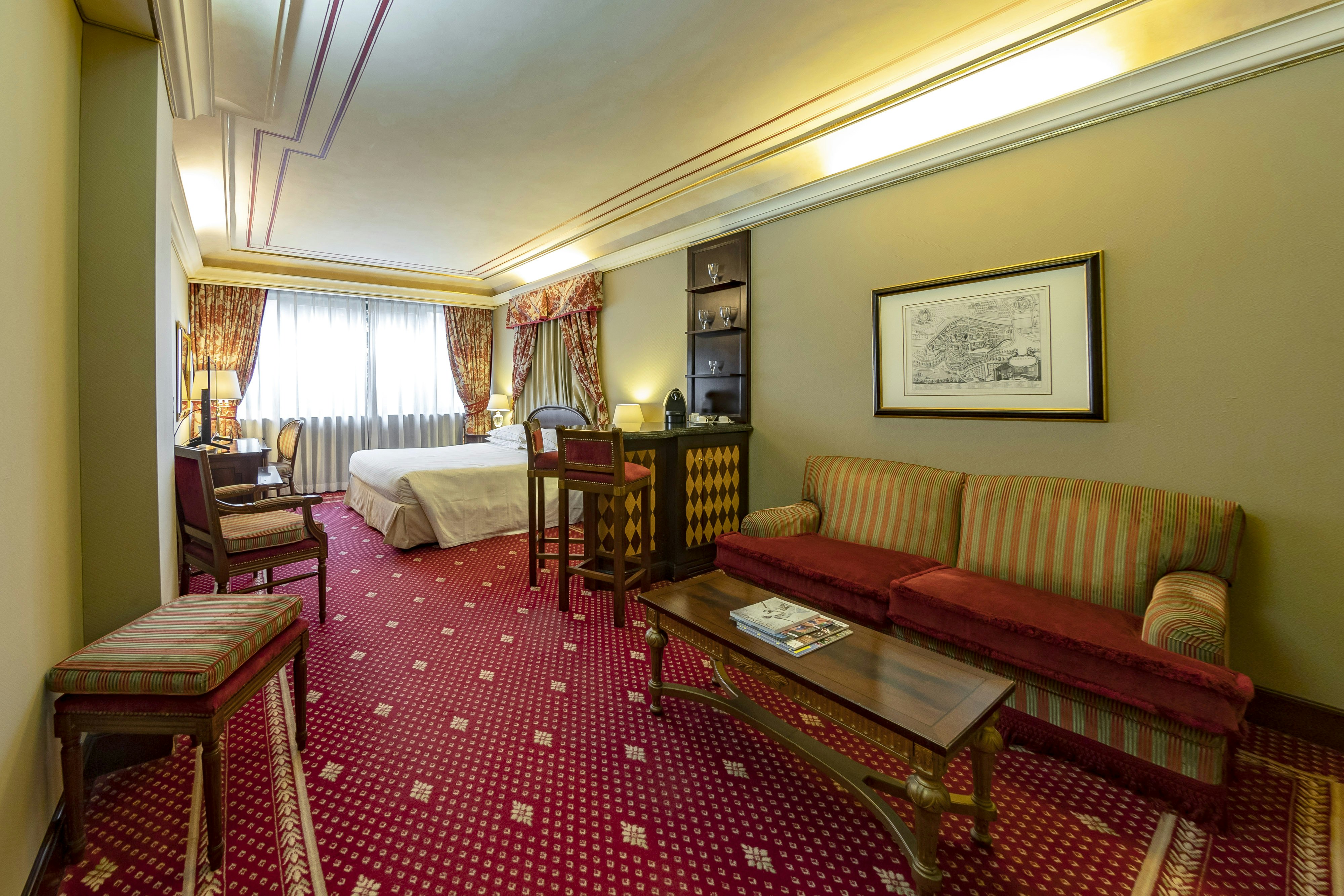 River Chateau Hotel 80/85