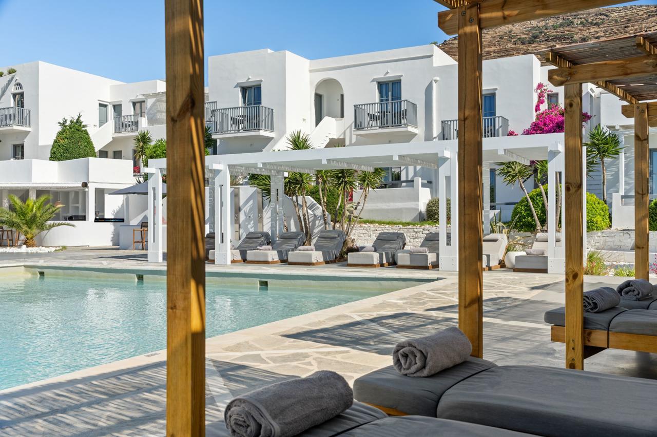 Mr & Mrs White Tinos 30/44