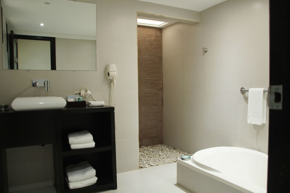 Contempo Hotel 48/49