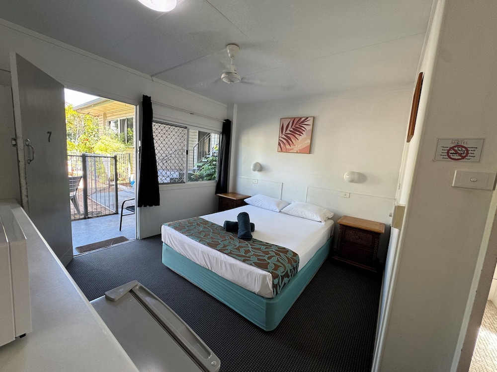 ROOM, QUEEN BED