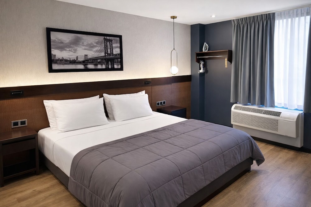 DELUXE, KING BED