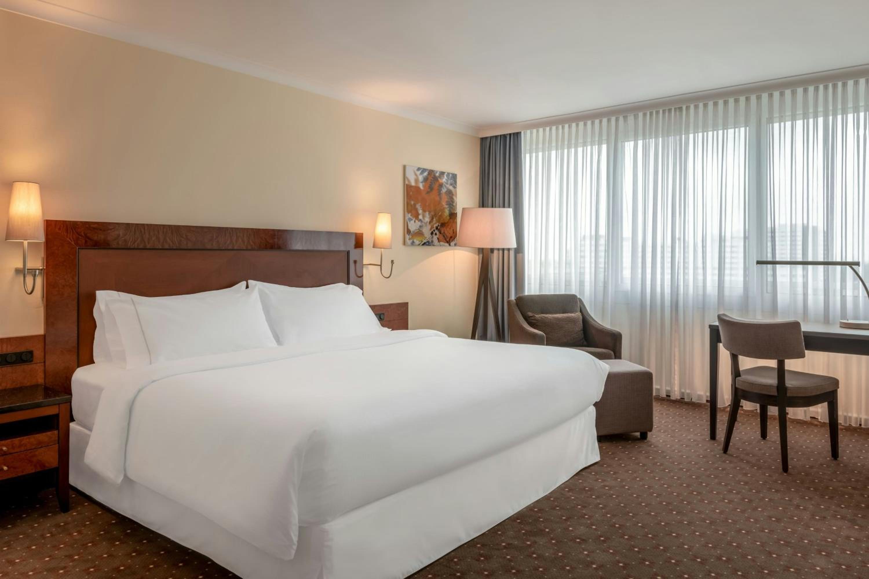 Junior Suite, King Bed, Sofa, Club Lounge Access