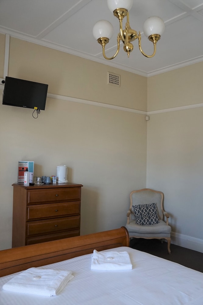 Palace Hotel Mortlake 16/25