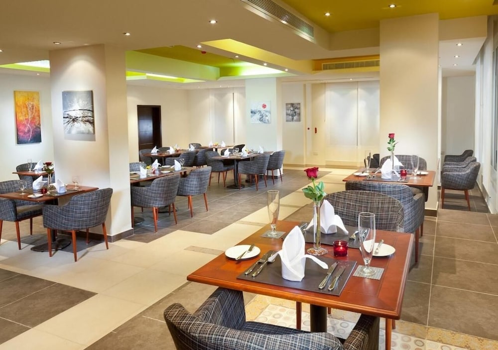 Al Hail Waves Hotel Managed By Centara 68/78