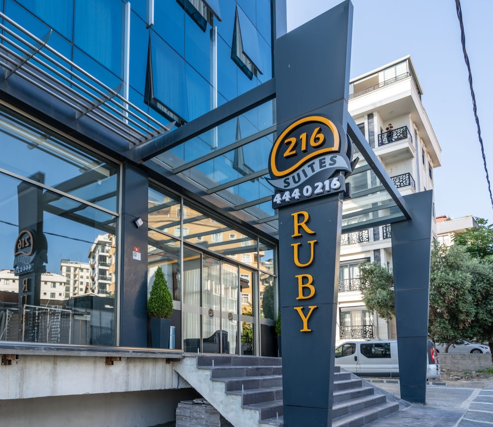216 Ruby Suite 3/43