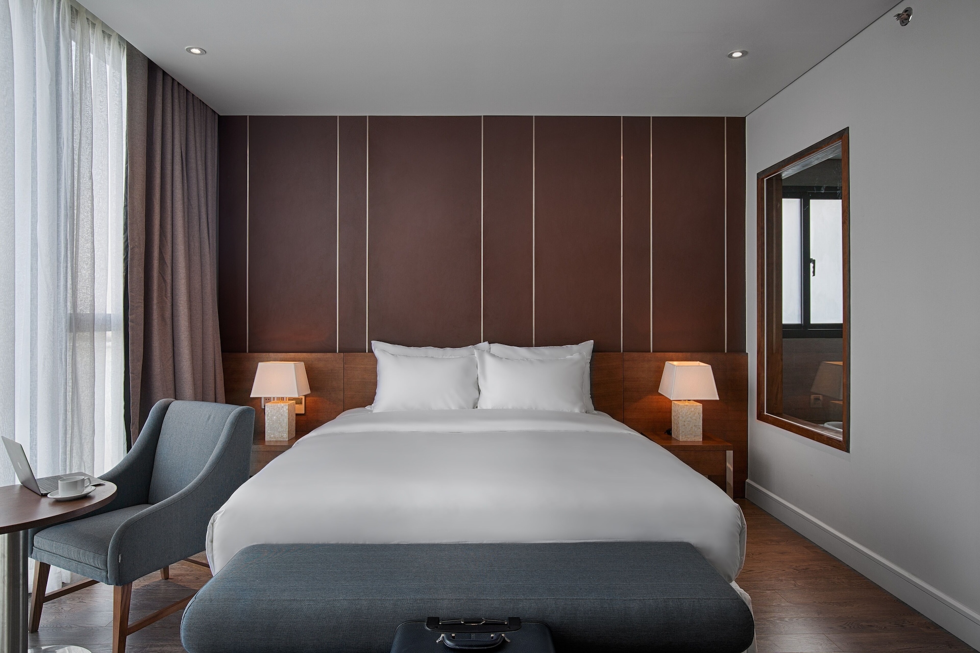 GRAND, KING BED, BATHTUB