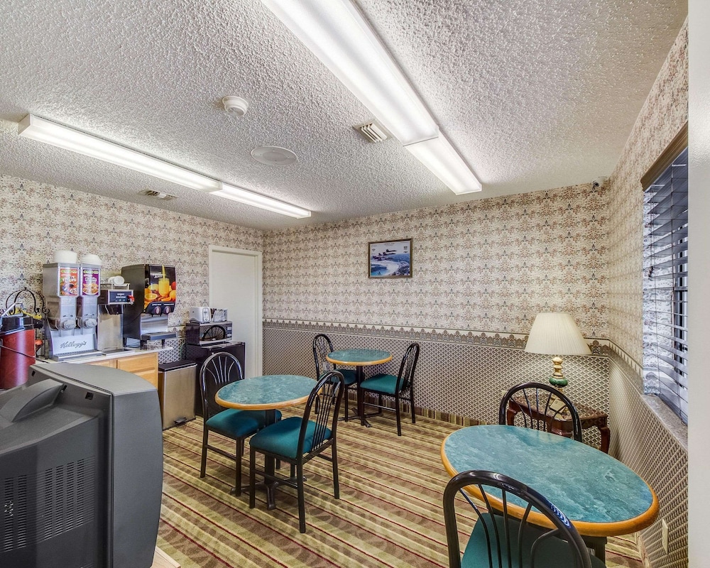 Econo Lodge Falfurrias 27/31