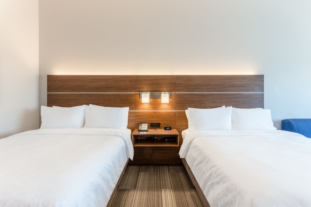 Holiday Inn Express Suites Springfield North 15/60