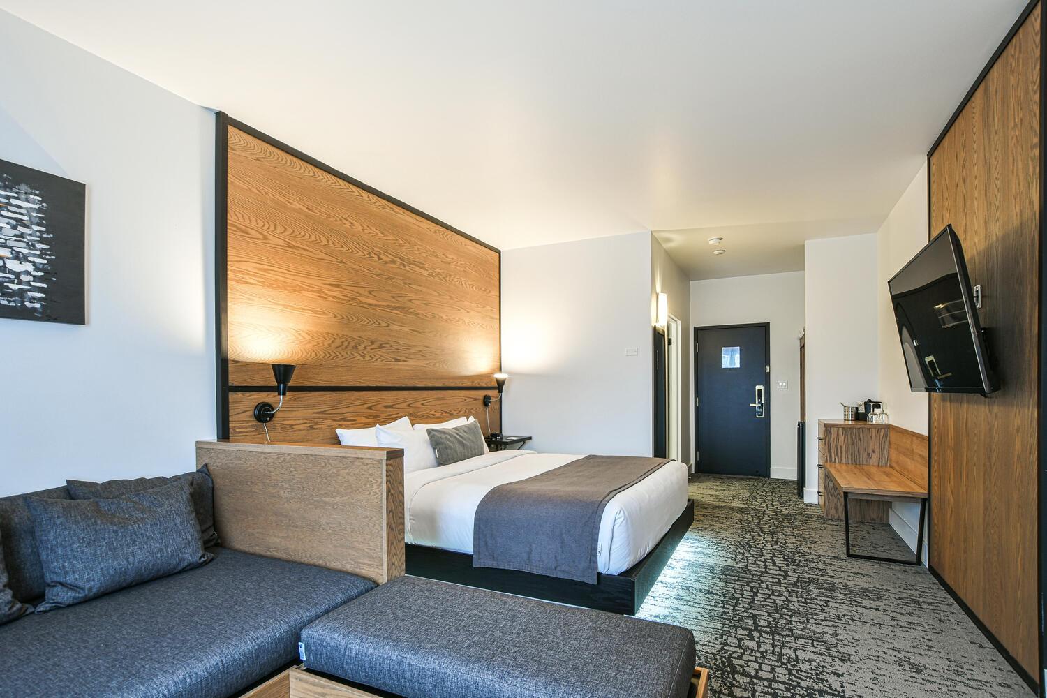 Lounge, Superior, King Bed, Courtyard Side View