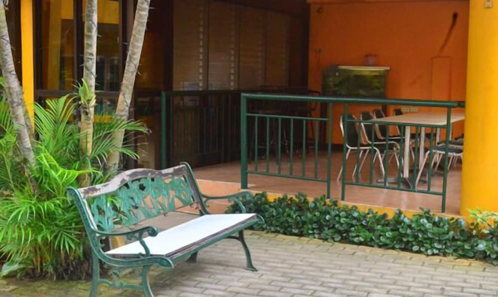 Marvins Seaside Inn 24/50