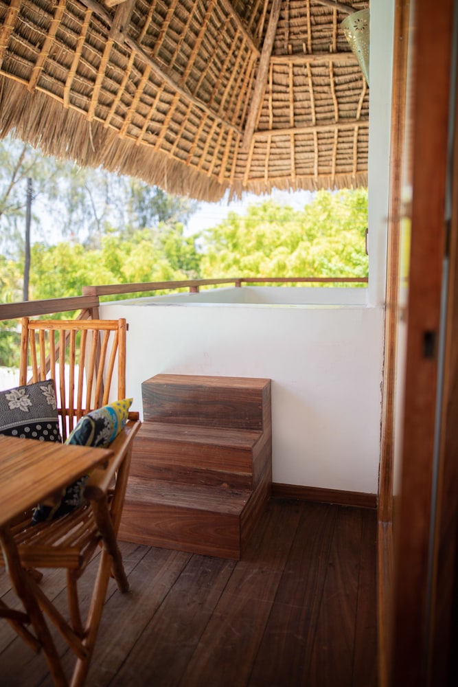 Aluna Beach Lodge 24/50