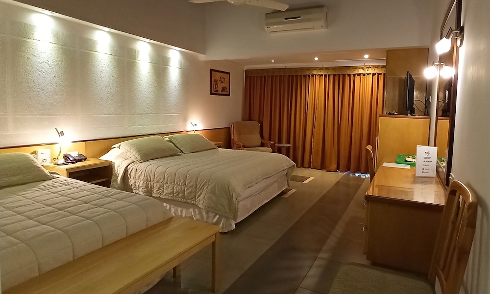 Papillon Hotel 11/50
