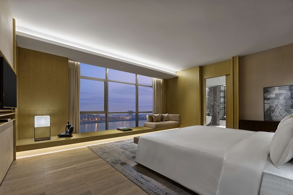 Hilton Suzhou Yinshan Lake 8/72