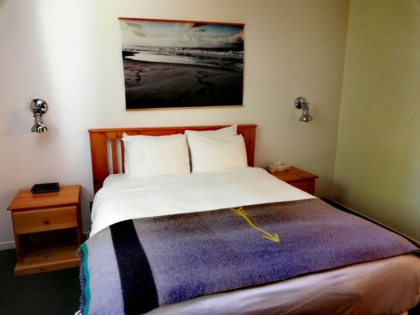 ROOM, QUEEN BED