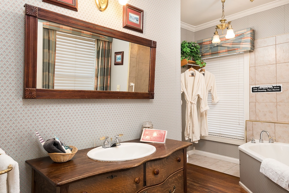 Montgomery Inn BnB 48/50