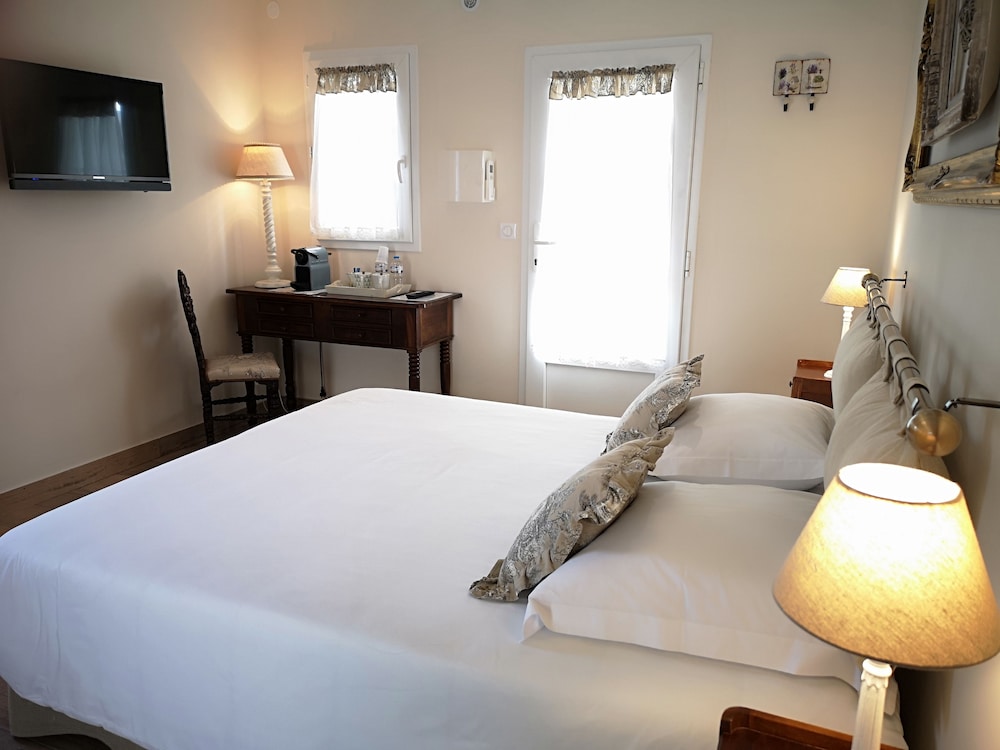 SUPERIOR, DOUBLE OR TWIN BED