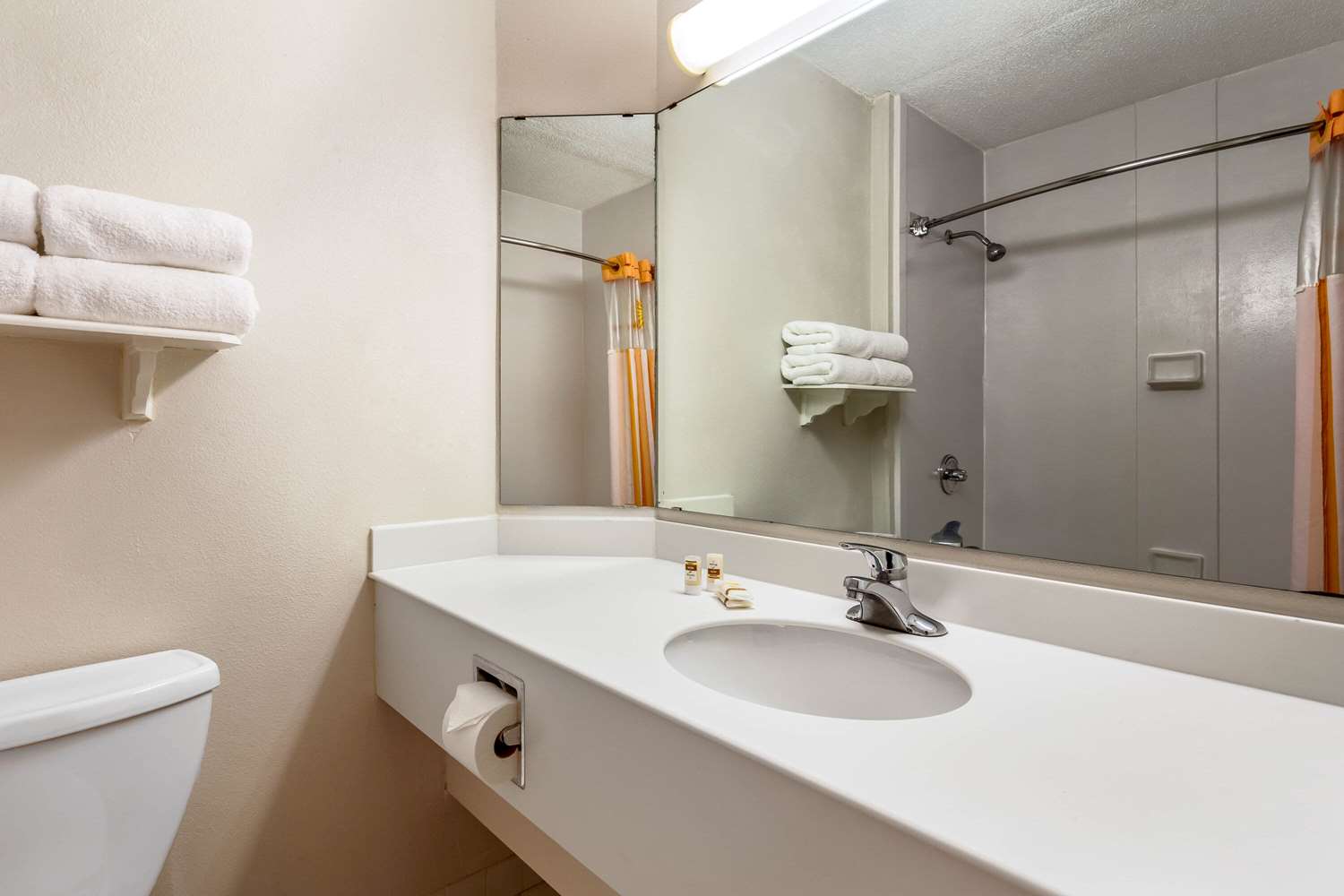 La Quinta Inn & Suites by Wyndham St. Pete-Clearwater Airpt 50/51