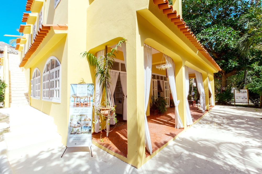 Tropicana Suites Deluxe Beach Club & Pool 8/50