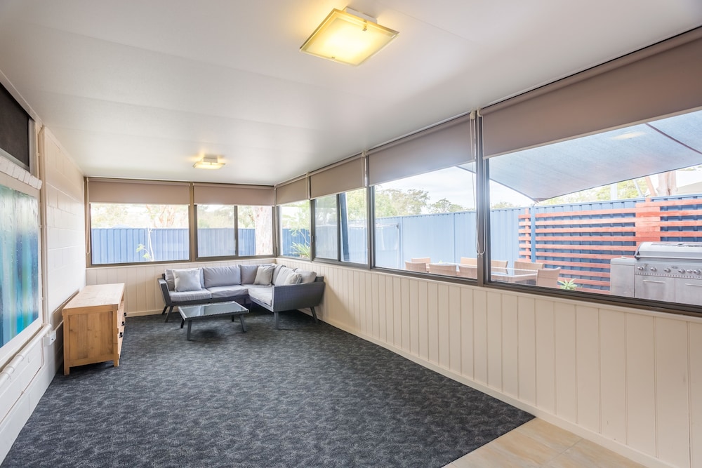 SHOAL BAY HOLIDAY PARK 31/70