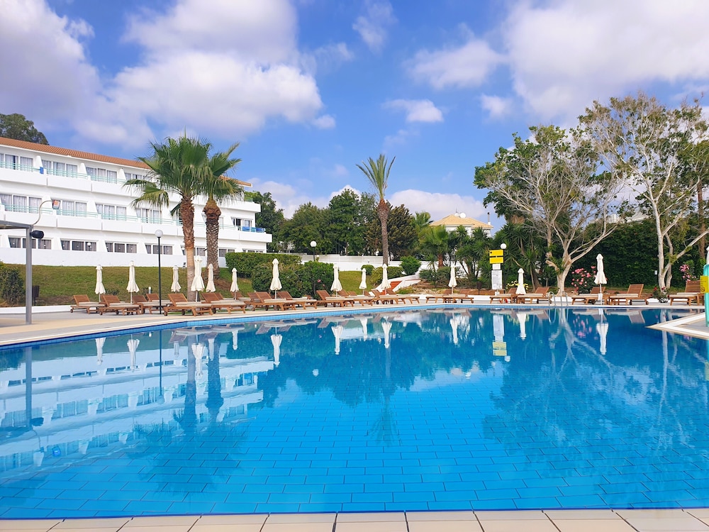 Adelais Bay Hotel 7/50