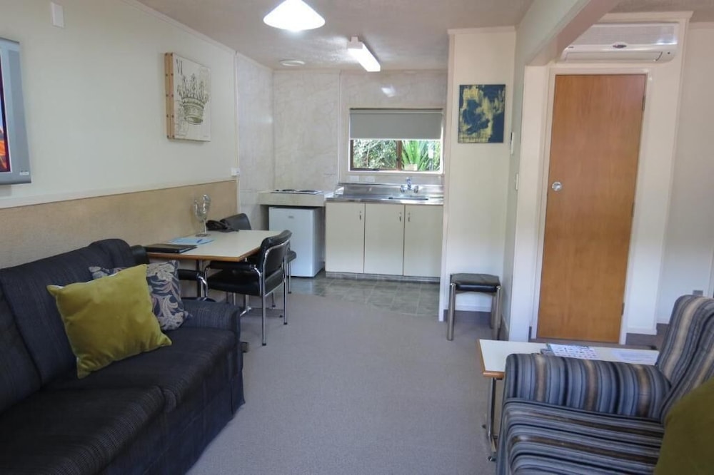 Beetham Park Motel 41/54