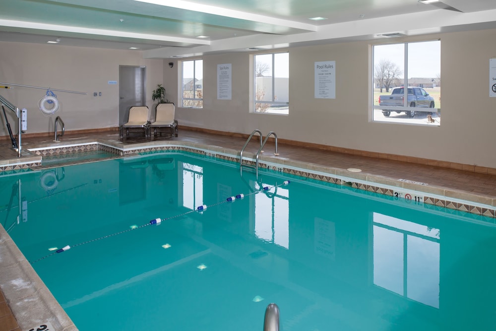 Holiday Inn Express & Suites Wichita Northwest Maize K-96 25/43