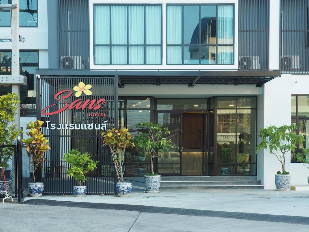 Sans Hotel 1/44