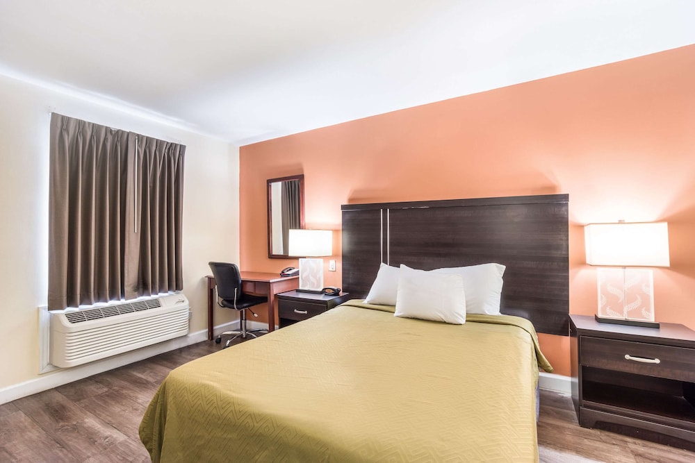 Standard, King Bed, Econo Lodge Santee SC 3/4