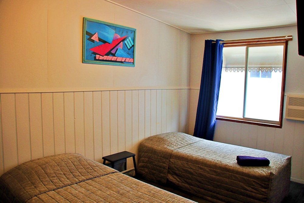 BRISBANE MANOR HOTEL 35/60