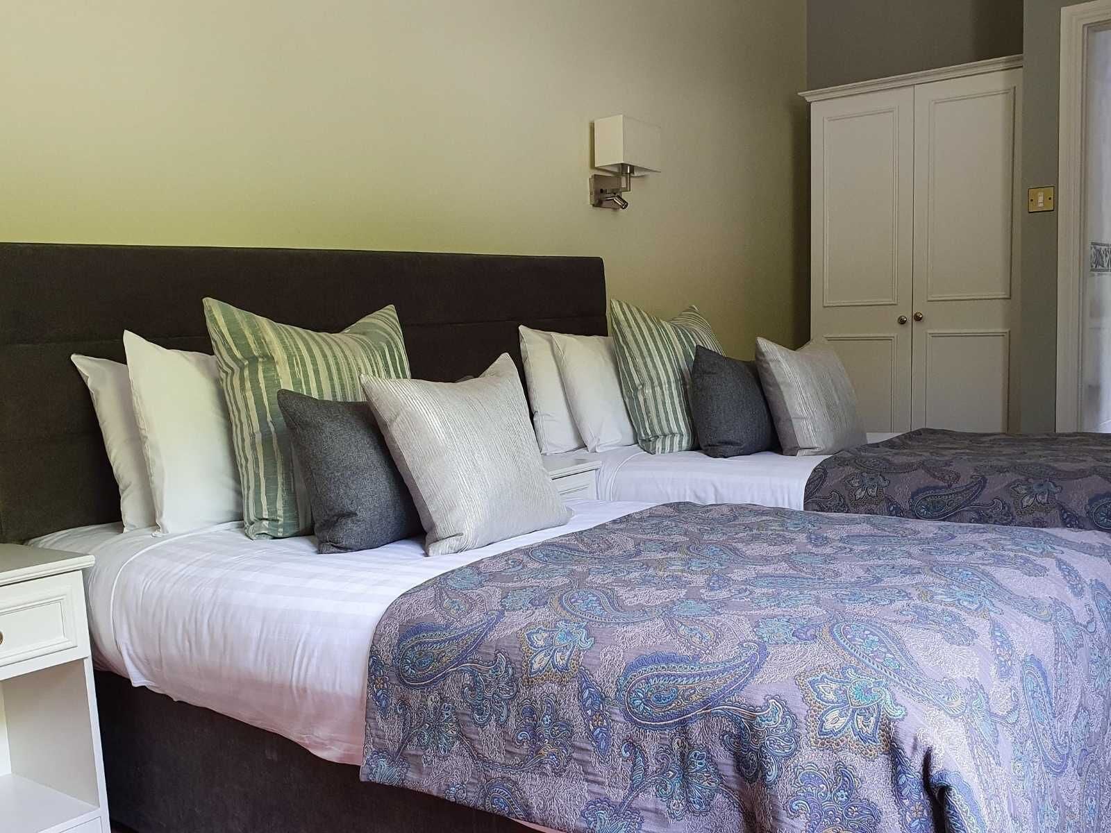 ROOM, TWIN BEDS