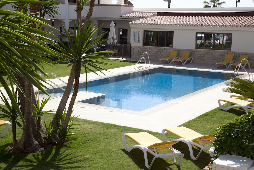 Tarik Hotel 61/63