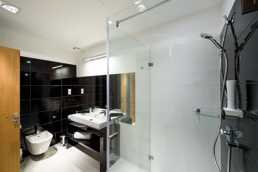 Karoly Corner Residences 50/50