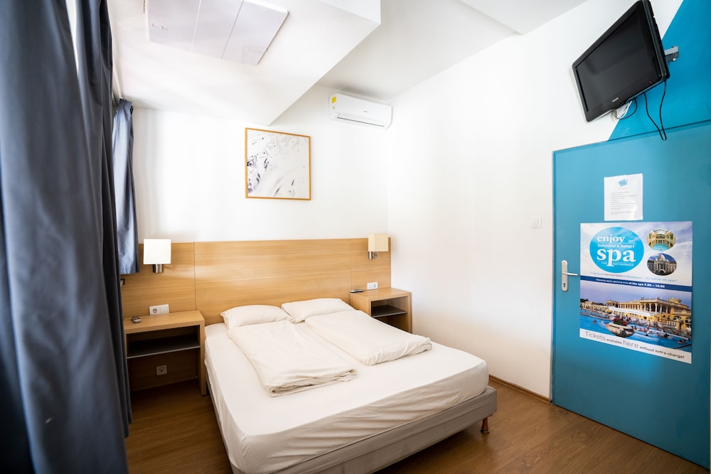 Absolut City Hostel Budapest 7/50